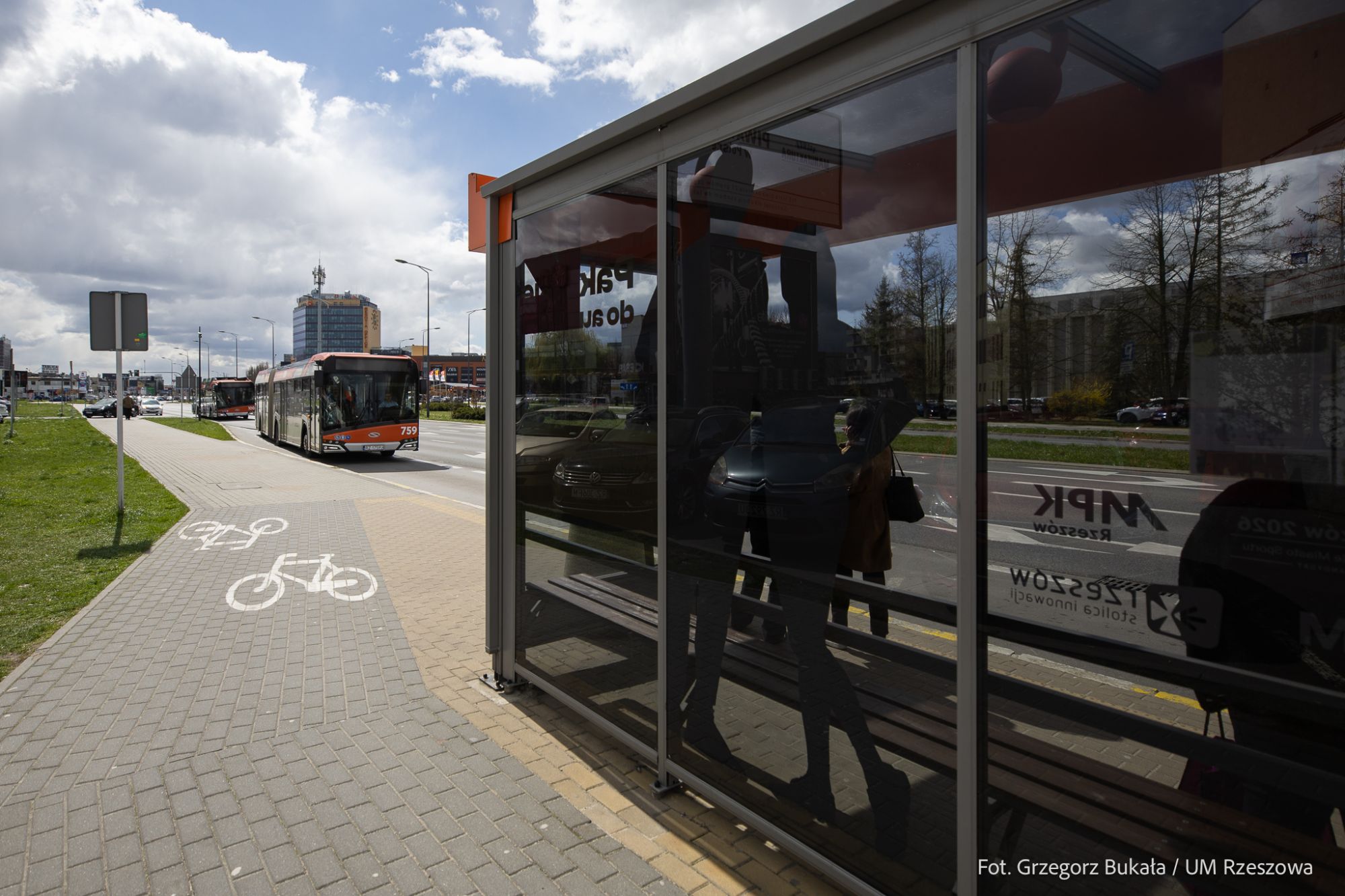 zdjęcie z wizerunkiem ambasadorów w ramach kampanii promującej rzeszowską komunikację miejską, fot. Grzegorz Bukała