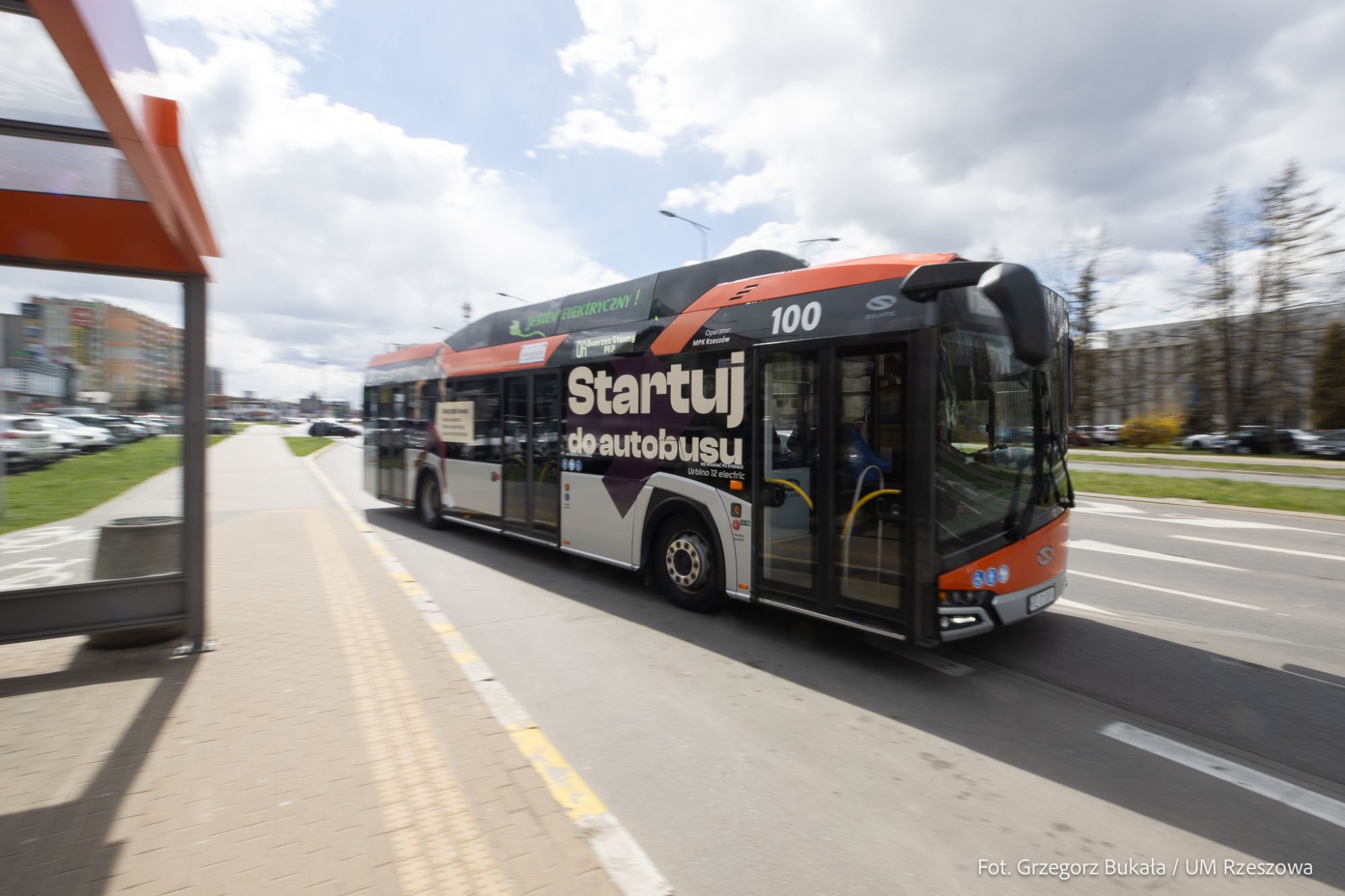 zdjęcie z wizerunkiem ambasadorów w ramach kampanii promującej rzeszowską komunikację miejską, fot. Grzegorz Bukała
