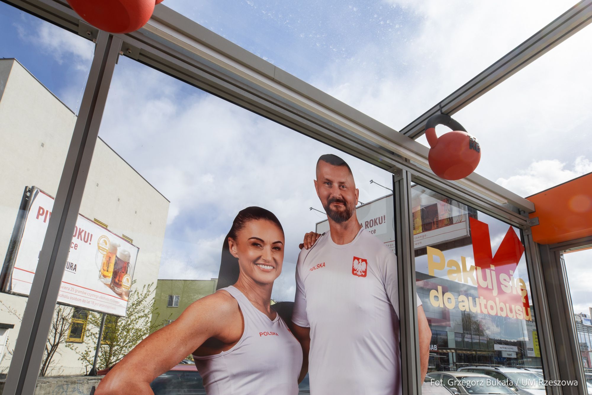 zdjęcie z wizerunkiem ambasadorów w ramach kampanii promującej rzeszowską komunikację miejską, fot. Grzegorz Bukała
