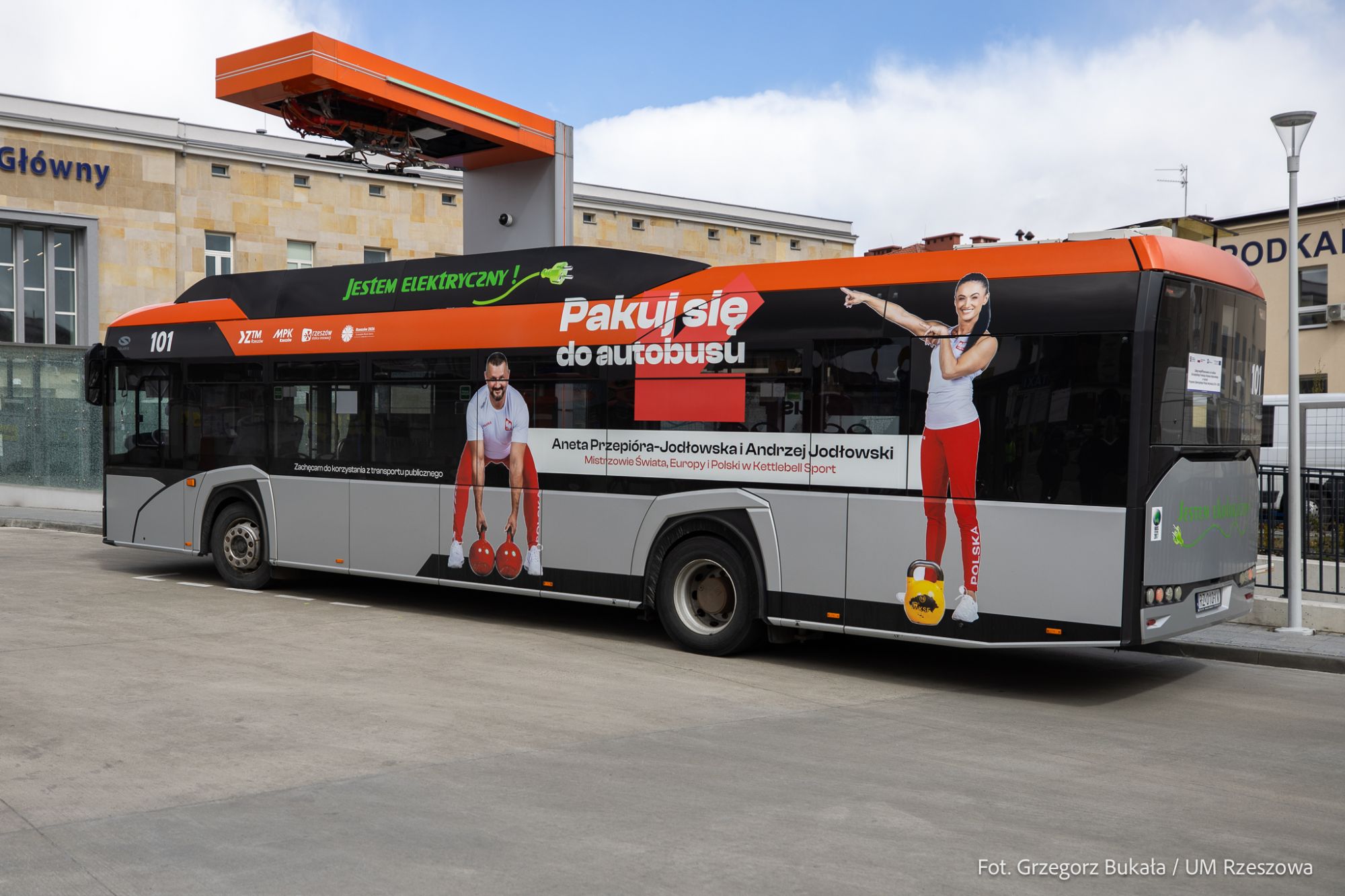 zdjęcie z wizerunkiem ambasadorów w ramach kampanii promującej rzeszowską komunikację miejską, fot. Grzegorz Bukała