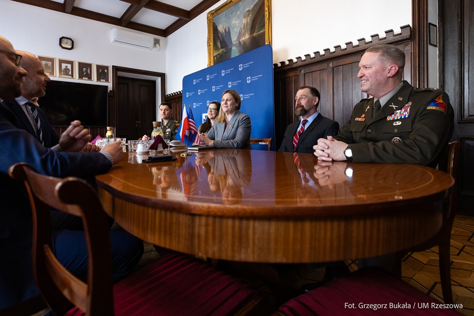 zdjęcie ze spotkania prezydenta Rzeszowa Konrada Fijołka z dow&oacute;dcą zamiejscowej armii amerykańskiej pułkownikiem Jaysonem Morganem, fot. Grzegorz Bukała, Urząd Miasta Rzeszowa