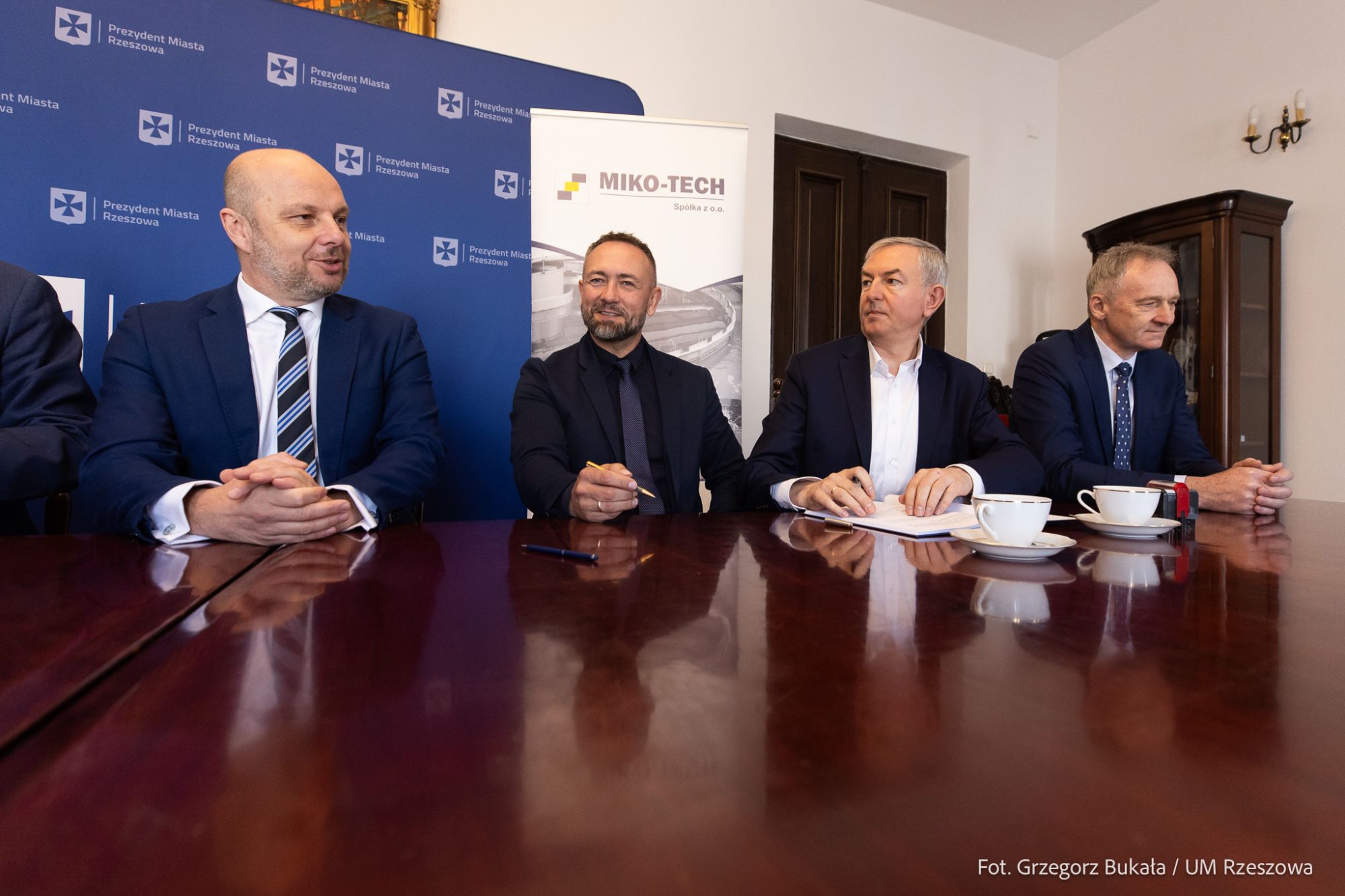 zdjęcie  z podpisania umowy  Prezesa MPWiK Marcina Lewandowskiego oraz Prezesa firmy Miko-Tech Piotra Zwardonia w obecności prezydenta Rzeszowa Konrada Fijołka w rzeszowskim ratuszu, fot. Grzegorz Bukała, Urząd Miasta Rzeszowa