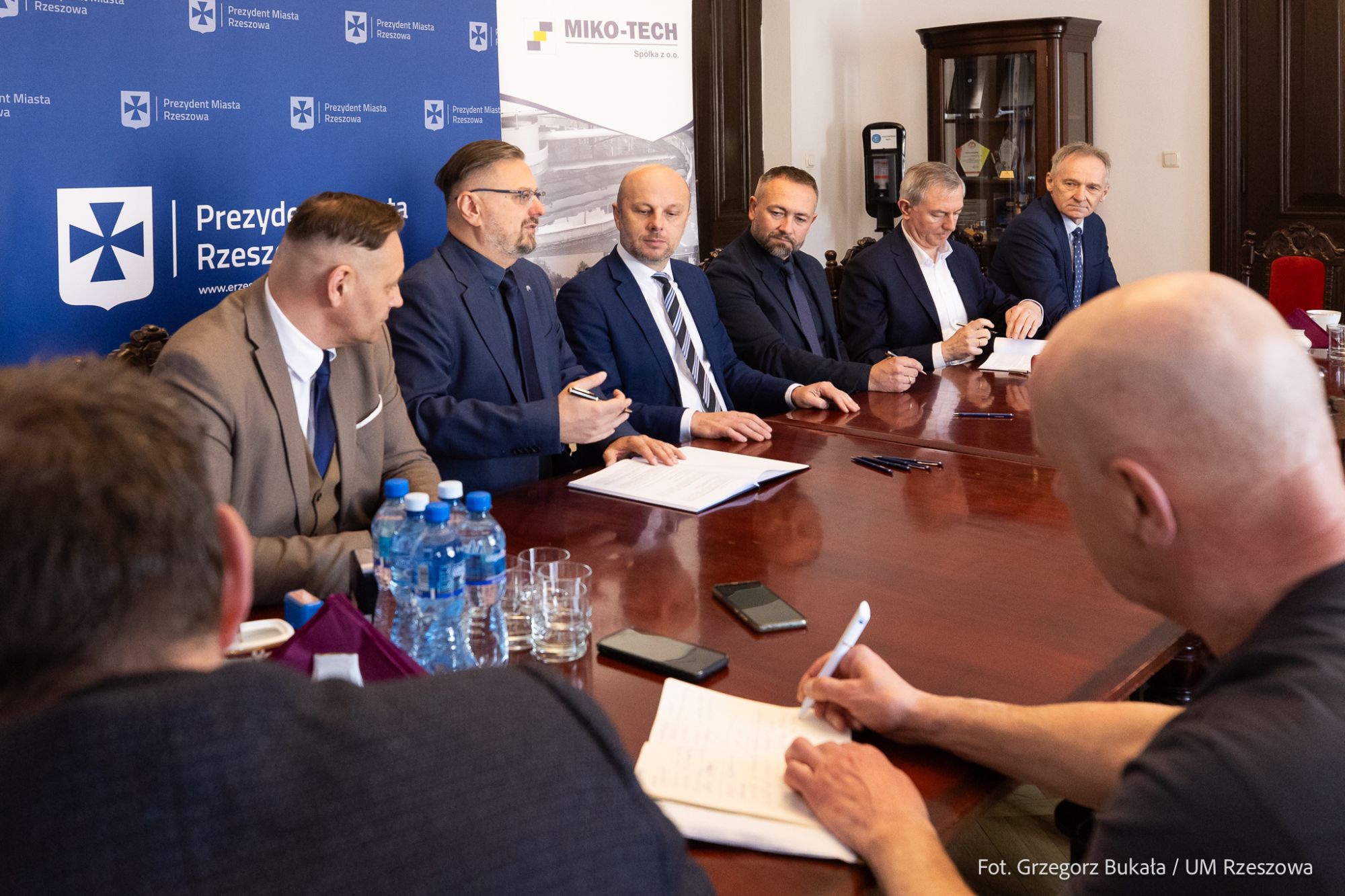 zdjęcie  z podpisania umowy  Prezesa MPWiK Marcina Lewandowskiego oraz Prezesa firmy Miko-Tech Piotra Zwardonia w obecności prezydenta Rzeszowa Konrada Fijołka w rzeszowskim ratuszu, fot. Grzegorz Bukała, Urząd Miasta Rzeszowa