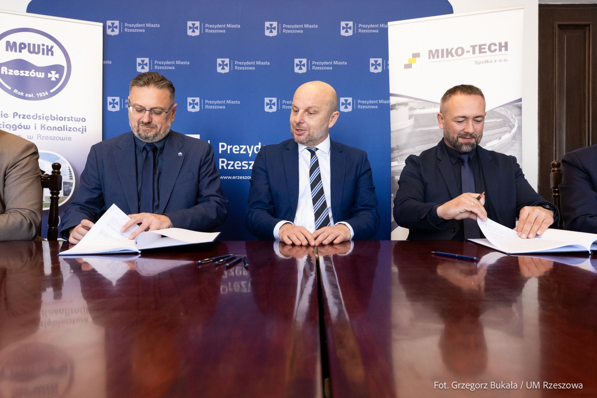 zdjęcie  z podpisania umowy  Prezesa MPWiK Marcina Lewandowskiego oraz Prezesa firmy Miko-Tech Piotra Zwardonia w obecności prezydenta Rzeszowa Konrada Fijołka w rzeszowskim ratuszu, fot. Grzegorz Bukała, Urząd Miasta Rzeszowa