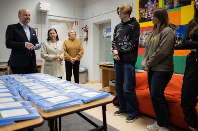 Prezydent Rzeszowa Konrad Fijołek przekazał 350 czytnik&oacute;w e-book&oacute;w Amazon Kindle do pięciu rzeszowskich plac&oacute;wek | fot.  Grzegorz Bukała/UM Rzesz&oacute;w