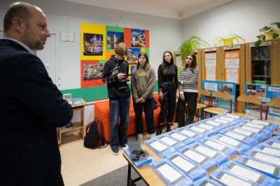 Prezydent Rzeszowa Konrad Fijołek przekazał 350 czytnik&oacute;w e-book&oacute;w Amazon Kindle do pięciu rzeszowskich plac&oacute;wek | fot.  Grzegorz Bukała/UM Rzesz&oacute;w