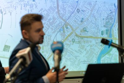 Krzysztof Stańko, pełnomocnik prezydenta Rzeszowa ds. Innowacji i Rozwoju w Urzędzie Miasta Rzeszowa prezentuje funkcjonalności aplikacji informujące o poziomie stężenia pył&oacute;w, wilgotności i temperaturze powietrza | fot. Adam Lampart, Urząd Miasta Rzeszowa