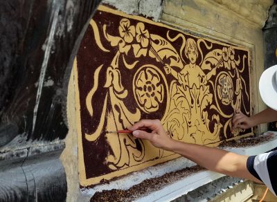 Zabytkowy fryz na elewacji kamienicy przy ulicy Sobieskiego 5 w Rzeszowie odrestaurowany. Przedstawia m. in. herby rodowe. Ma powierzchnię 9,85 metra kwadratowego | Autor zdjęć: Ars Restauro Konserwacja Zabytk&oacute;w Rzesz&oacute;w