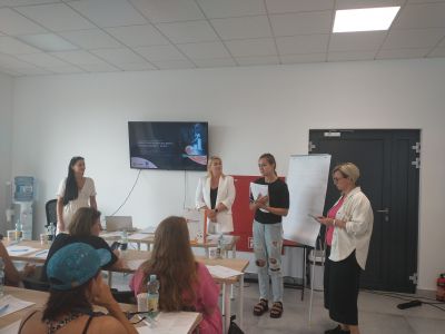 Zdjęcie przedstawia spotkanie z przyszłymi przedsiębiorcami w Centrum Wsparcia dla Uchodźc&oacute;w UNHCR w Rzeszowie