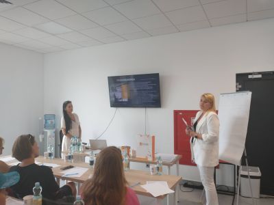 Zdjęcie przedstawia spotkanie z przyszłymi przedsiębiorcami w Centrum Wsparcia dla Uchodźc&oacute;w UNHCR w Rzeszowie