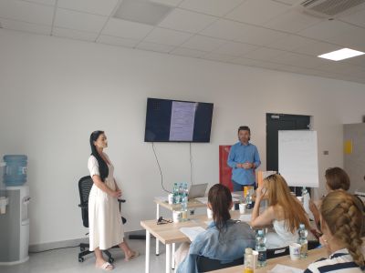 Zdjęcie przedstawia spotkanie z przyszłymi przedsiębiorcami w Centrum Wsparcia dla Uchodźc&oacute;w UNHCR w Rzeszowie