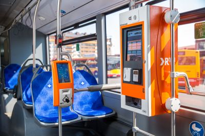 Zdjęcie przedstawiające kasownik oraz biletomat w komunikacji miejskiej w Rzeszowie