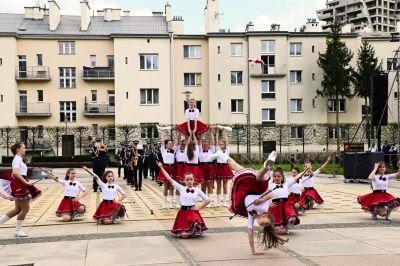 Podkarpacki Festiwal Patriotyczny 2022 r. - zdjęcie przedstawiające występ Mażoretek
