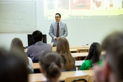 Zajęcia dla dla uczni&oacute;w IX Liceum Og&oacute;lnokształcącego prowadzone przez zagranicznych student&oacute;w WSIiZ