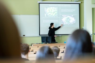 Zajęcia dla dla uczni&oacute;w IX Liceum Og&oacute;lnokształcącego prowadzone przez zagranicznych student&oacute;w WSIiZ