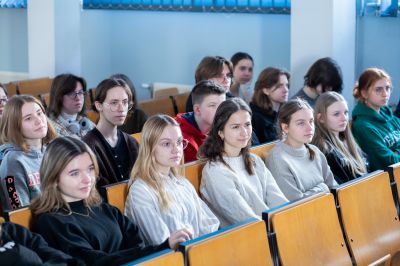 Zajęcia dla dla uczni&oacute;w IX Liceum Og&oacute;lnokształcącego prowadzone przez zagranicznych student&oacute;w WSIiZ