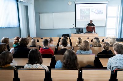 Zajęcia dla dla uczni&oacute;w IX Liceum Og&oacute;lnokształcącego prowadzone przez zagranicznych student&oacute;w WSIiZ