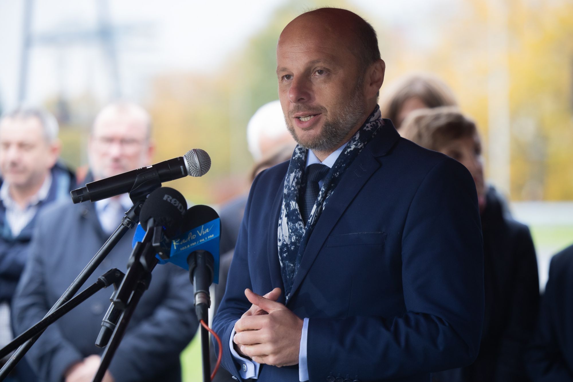 Zdjęcie z uroczystego odsłonięcia rzeźby Drabina do nieba. Fot Grzegorz Bukała UMRz