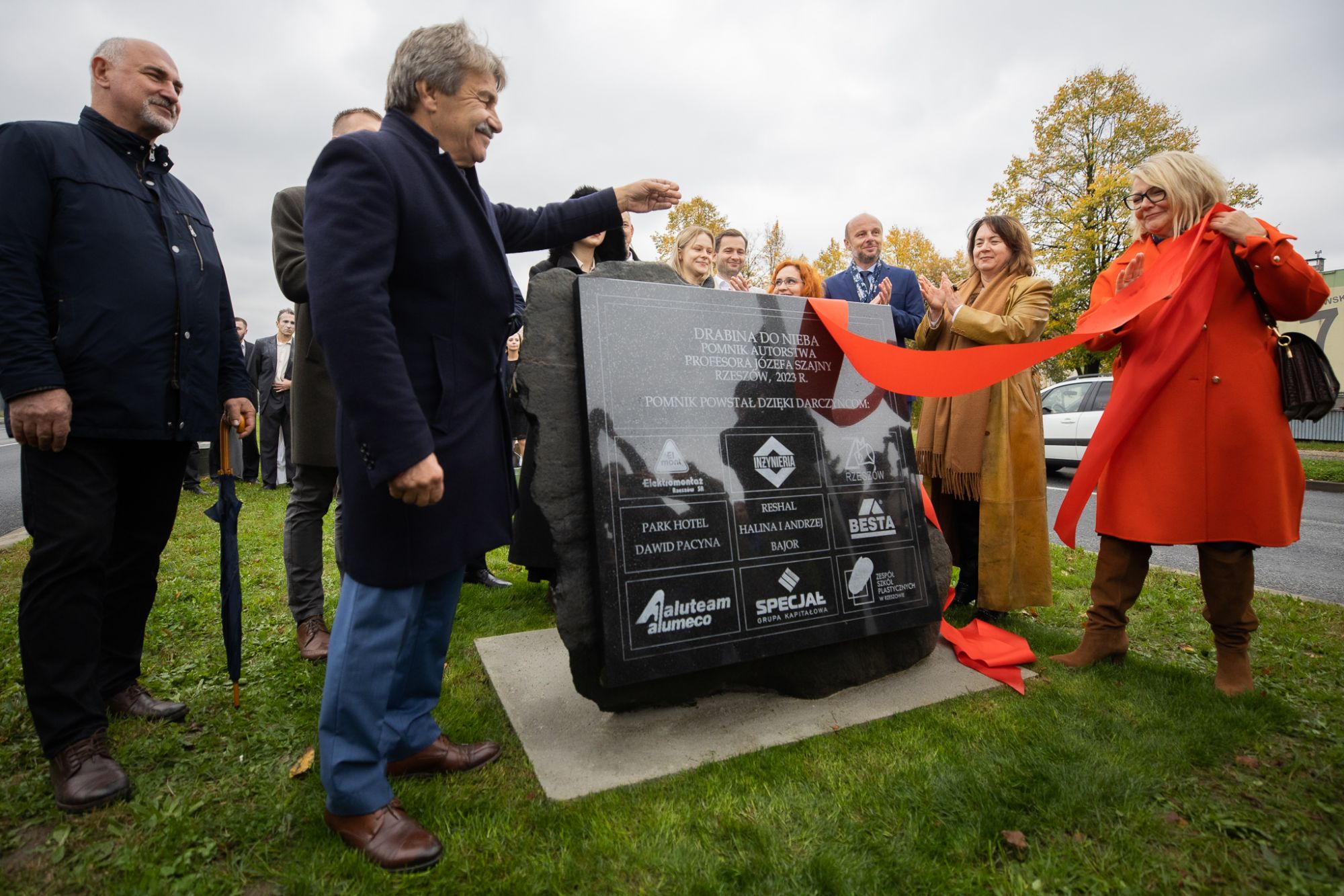 Zdjęcie z uroczystego odsłonięcia rzeźby Drabina do nieba. Fot Grzegorz Bukała UMRz
