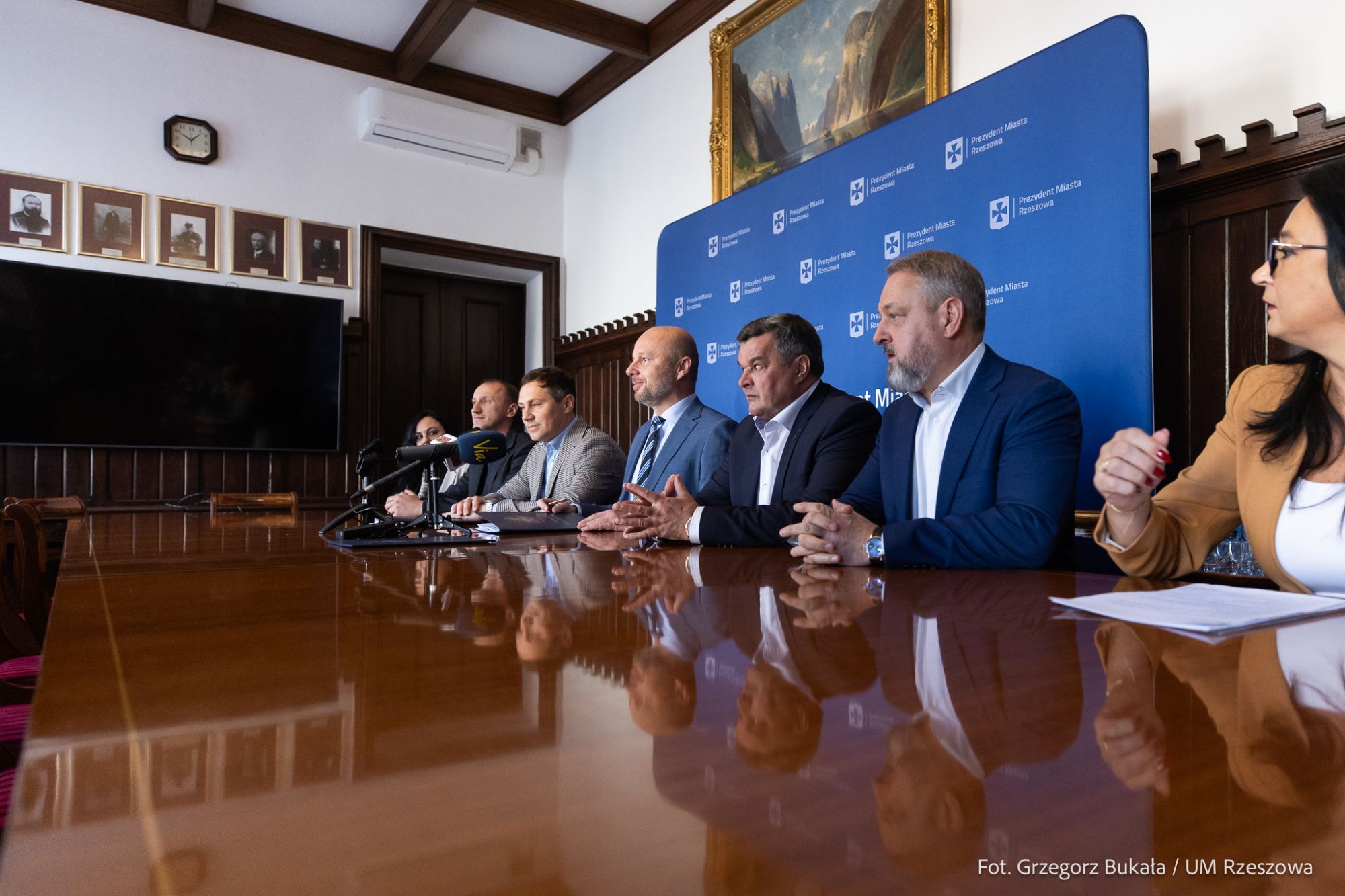 Podpisanie umowy na modernizację budynku III LO w Rzeszowie. Fot. Grzegorz Bukała / Urząd Miasta Rzeszowa.