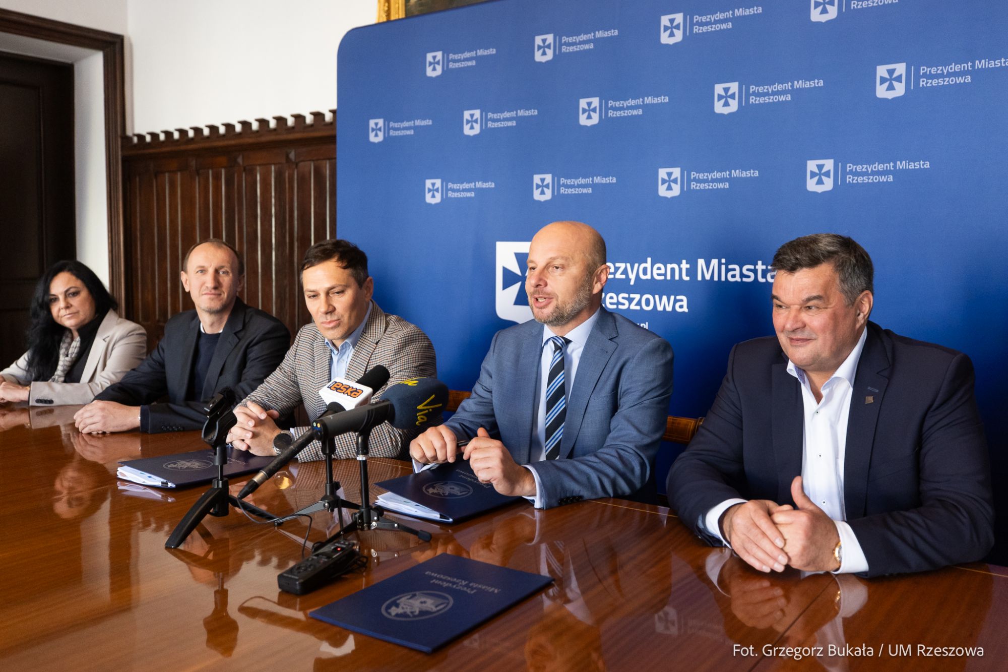 Podpisanie umowy na modernizację budynku III LO w Rzeszowie. Fot. Grzegorz Bukała / Urząd Miasta Rzeszowa.