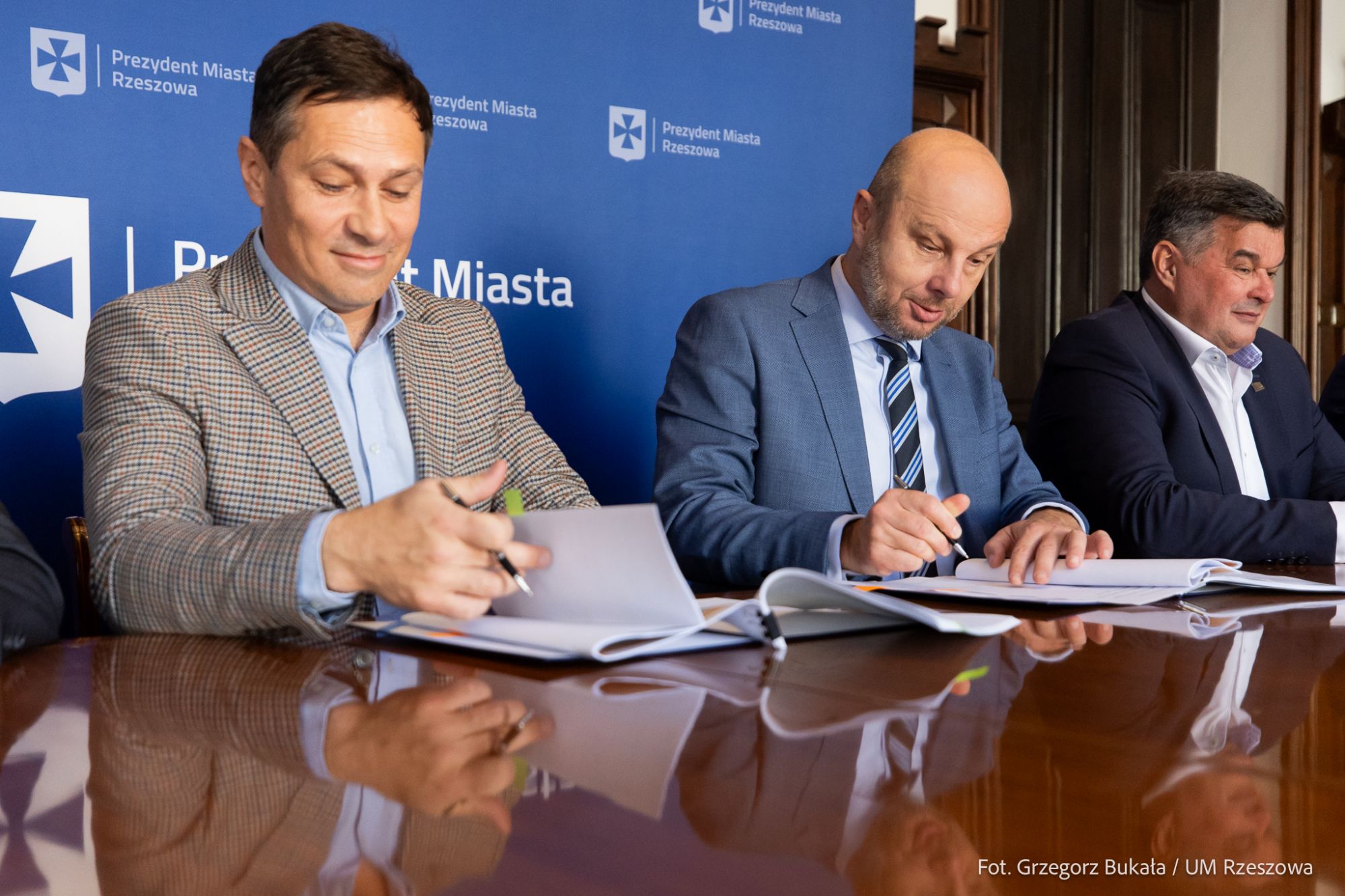 Podpisanie umowy na modernizację budynku III LO w Rzeszowie. Fot. Grzegorz Bukała / Urząd Miasta Rzeszowa.