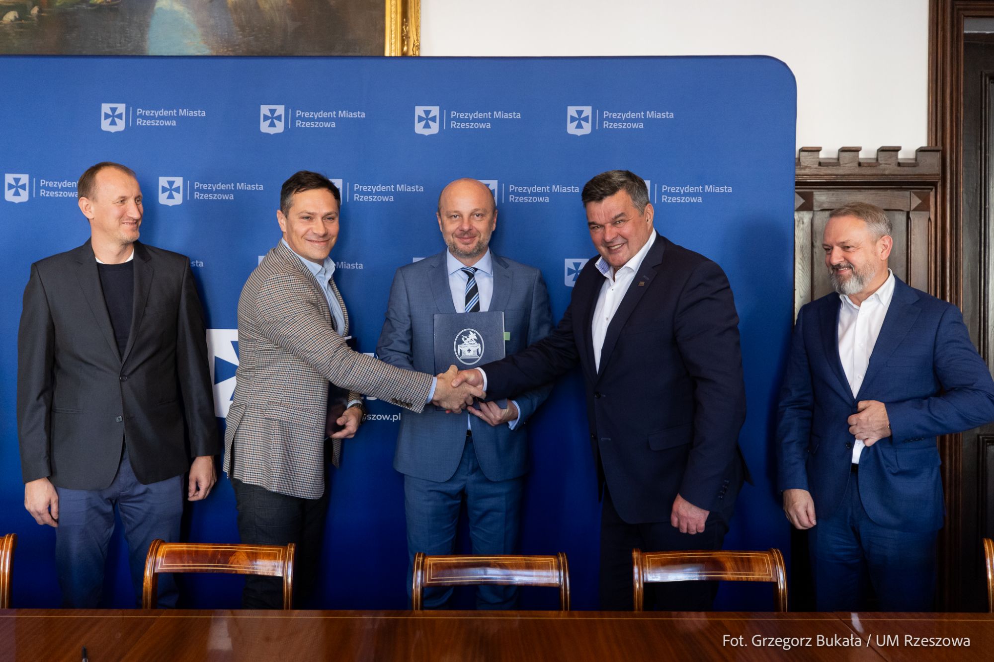 Podpisanie umowy na modernizację budynku III LO w Rzeszowie. Fot. Grzegorz Bukała / Urząd Miasta Rzeszowa.