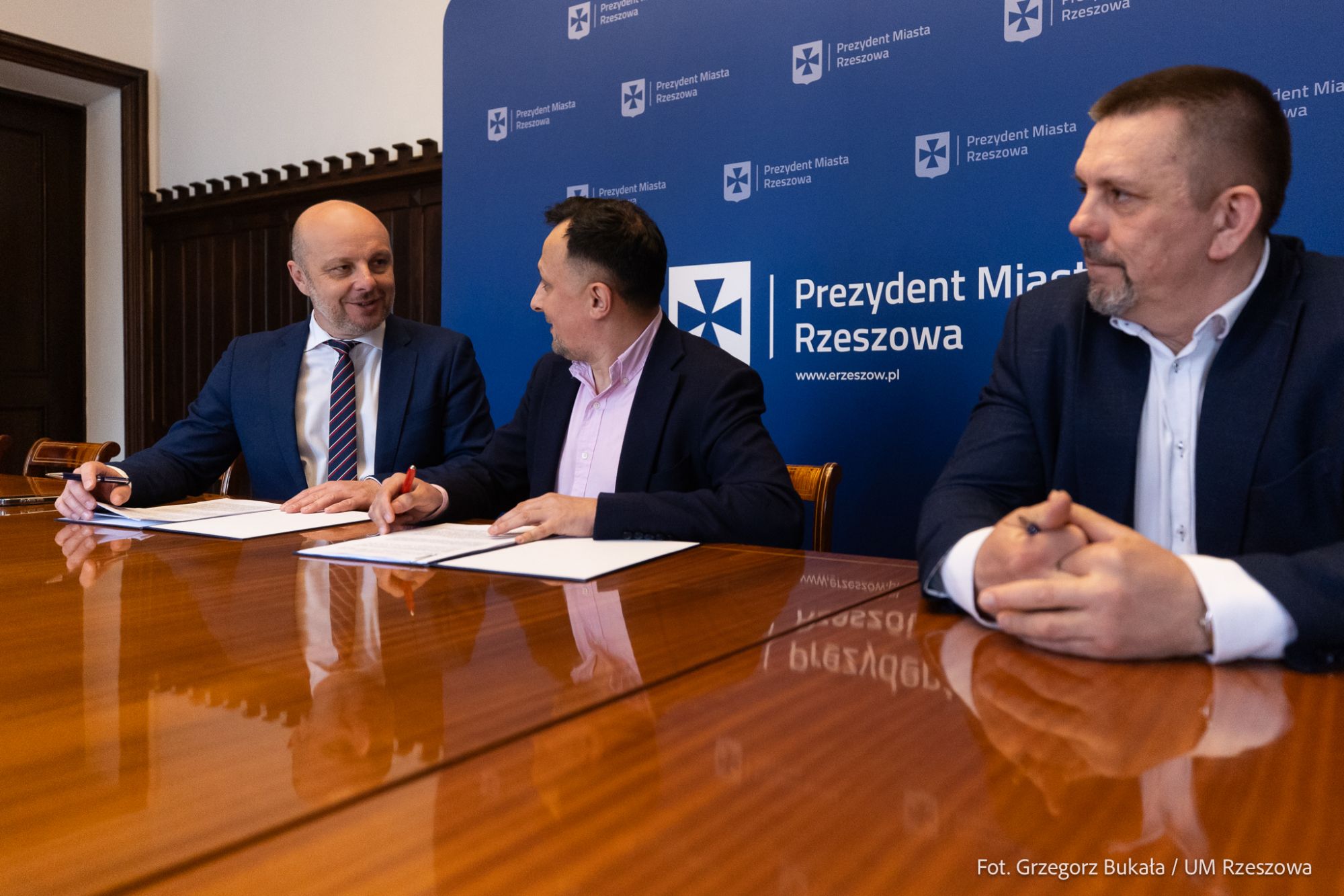 Podpisanie umowy na rozbudowę odcinka ul. Załęskiej, fot. Grzegorz Bukała / Urząd Miasta Rzeszowa