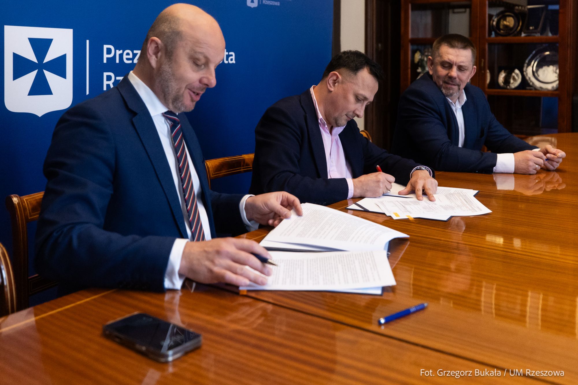 Podpisanie umowy na rozbudowę odcinka ul. Załęskiej, fot. Grzegorz Bukała / Urząd Miasta Rzeszowa