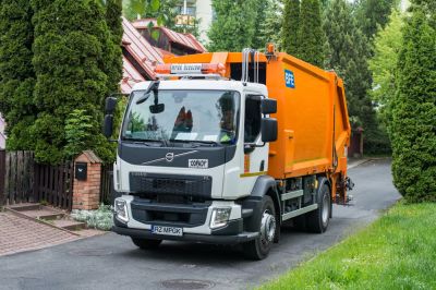 Samoch&oacute;d odbierający odpady należący do Miejskiego Przedsiębiorstwa Gospodarki Komunalnej w Rzeszowie (MPGK Rzesz&oacute;w). Fot. Archiwum Urzędu Miasta Rzeszowa