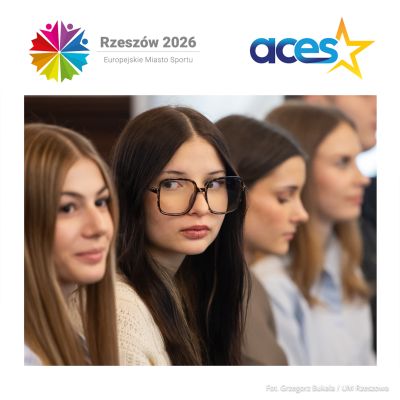 zdjęcie z uroczystego spotkania, podczas którego prezydent pogratulował drużynie lekkoatletycznej CWKS Resovia Rzeszów zdobycia medali, fot. Grzegorz Bukała, Urząd Miasta Rzeszowa