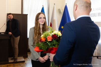 zdjęcie z uroczystego spotkania, podczas którego prezydent pogratulował drużynie lekkoatletycznej CWKS Resovia Rzeszów zdobycia medali, fot. Grzegorz Bukała, Urząd Miasta Rzeszowa