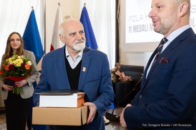 zdjęcie z uroczystego spotkania, podczas którego prezydent pogratulował drużynie lekkoatletycznej CWKS Resovia Rzeszów zdobycia medali, fot. Grzegorz Bukała, Urząd Miasta Rzeszowa