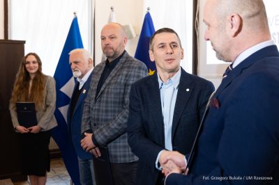 zdjęcie z uroczystego spotkania, podczas którego prezydent pogratulował drużynie lekkoatletycznej CWKS Resovia Rzeszów zdobycia medali, fot. Grzegorz Bukała, Urząd Miasta Rzeszowa