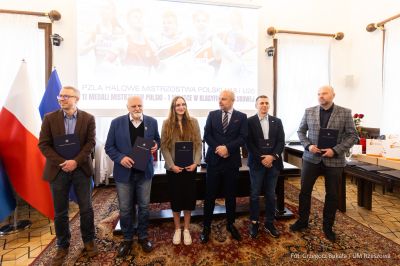 zdjęcie z uroczystego spotkania, podczas którego prezydent pogratulował drużynie lekkoatletycznej CWKS Resovia Rzeszów zdobycia medali, fot. Grzegorz Bukała, Urząd Miasta Rzeszowa