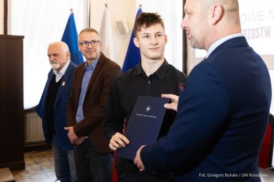zdjęcie z uroczystego spotkania, podczas którego prezydent pogratulował drużynie lekkoatletycznej CWKS Resovia Rzeszów zdobycia medali, fot. Grzegorz Bukała, Urząd Miasta Rzeszowa