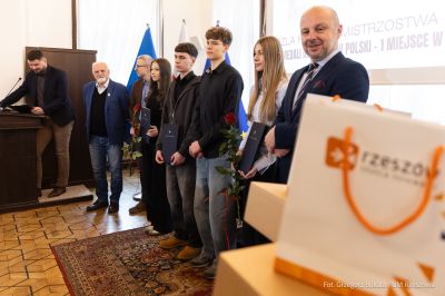 zdjęcie z uroczystego spotkania, podczas którego prezydent pogratulował drużynie lekkoatletycznej CWKS Resovia Rzeszów zdobycia medali, fot. Grzegorz Bukała, Urząd Miasta Rzeszowa