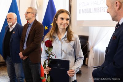 zdjęcie z uroczystego spotkania, podczas którego prezydent pogratulował drużynie lekkoatletycznej CWKS Resovia Rzeszów zdobycia medali, fot. Grzegorz Bukała, Urząd Miasta Rzeszowa