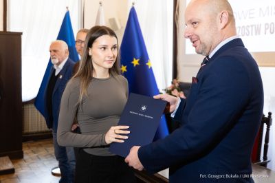 zdjęcie z uroczystego spotkania, podczas którego prezydent pogratulował drużynie lekkoatletycznej CWKS Resovia Rzeszów zdobycia medali, fot. Grzegorz Bukała, Urząd Miasta Rzeszowa