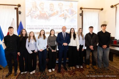 zdjęcie z uroczystego spotkania, podczas którego prezydent pogratulował drużynie lekkoatletycznej CWKS Resovia Rzeszów zdobycia medali, fot. Grzegorz Bukała, Urząd Miasta Rzeszowa